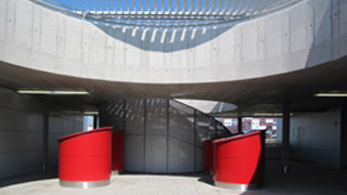 Ausschnitt einer Terrasse mit kreisrunder Deckenffnung und rot gestalteten zylindrischen Lftungsanlagen