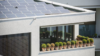 Haus mit Balkon und Solarpaneelen am Dach