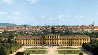 Blick auf das Schlo Schnbrunn, im Hintergrund die Stadtsilhouette mit Stephansdom