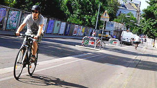 Radfahrer auf Radweg mit Helm