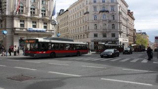 zwei unmittelbar hintereinander fahrende Busse im Bereich der Kreuzung der Amerlingstrae mit der Mariahilfer Strae