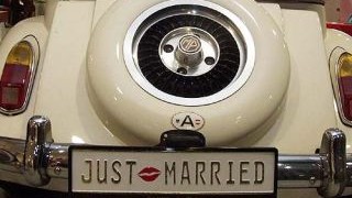 weies Auto mit Aufschrift "Just Married"