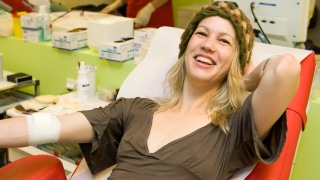 Junge Frau beim Blutspenden