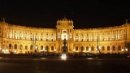 Beleuchtete Hofburg vor nachtschwarzem Himmel; verkleinere Darstellung