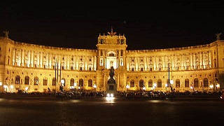 Beleuchtete Hofburg vor nachtschwarzem Himmel
