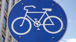 Blaues Gebotsschild mit Fahrrad