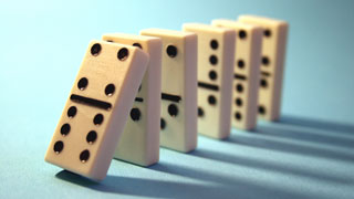 Yıkılmak üzere olan domino taşları yan yana duruyor.
