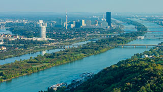 Luftbild auf die Stadt Wien inklusive Donauinsel