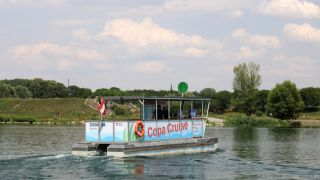 Fhrboot auf der Neuen Donau