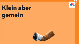 Zerdrckte Zigarette vor orangem Hintergrund, darber Schriftzug "Klein aber gemein"