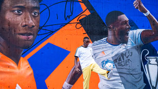 David Alaba spielt Fuball vor einer bemalten Wand