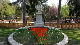 Denkmal mit Blumen im Vordergrund