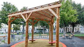 Pergola aus Holz in einem Park
