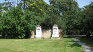 renovierte Grabdenkmler an einer Ziegelmauer auf einer Wiese