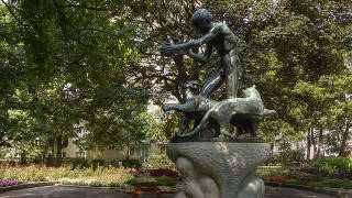Skulpturengruppe "Knabe mit Panthern"