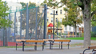 Ballspielkfig und Sitzbnke in einem Park
