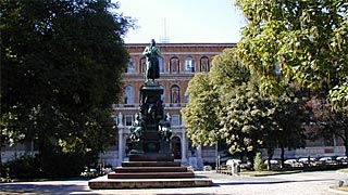 Friedrich-Schiller-Denkmal umgeben von Bumen, im Hintergrund die Akademie der bildenden Knste