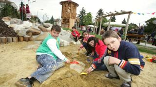 Kinder spielen im Sandspielbereich