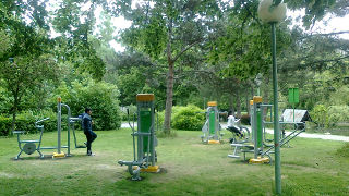 Ein Park mit Turngerten
