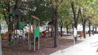 Spielplatzgerte in einem Park unter Bumen