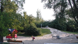 Sandweg und Spielgerte am groen Wasserspielplatz