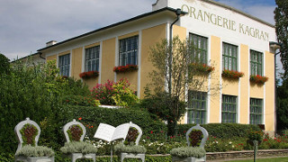 Gelb-weies Gebude mit Aufschrift Orangerie Kagran