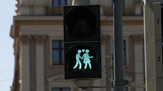 Grne FugngerInnen-Ampel mit Frau und Mann und Herz als Symbol