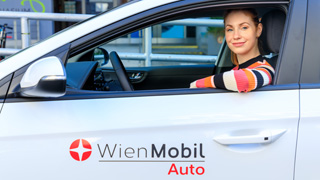 Junge Frau in einem weien Wien Mobil Auto