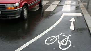 Haltelinie fr Radfahrerinnen und Radfahrer mit Bodenmarkierung vor einer Kreuzung