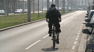 Radfahrer auf einem Mehrzweckstreifen