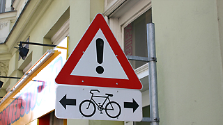 Verkehrszeichen "Achtung Radfahrer"