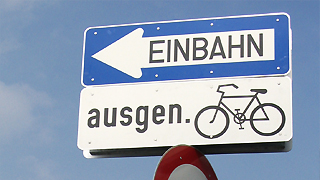 Verkehrszeichen "Radfahrern gegen die Einbahn"