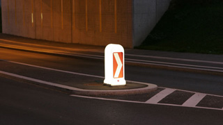 Beleuchtete Verkehrslichtsignalanlage, die auf die richtige Fahrspur verweist