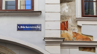 Hausfassade mit Straenbenennungstafel "Bckerstrae"