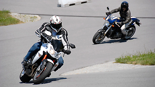 Zwei Motorradfahrer beim Kurventraining