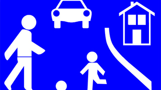 Hinweisschild "Wohnstrae", weie Piktogramme: Kind, Haus, Auto und Strae auf blauem Hintergrund