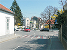 Kreuzungsbereich Armbrustergasse - Grinzinger Strae - Hohe Warte: Kreuzung mit rot unterlegten Zebrastreifen