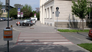 Kreuzungsbereich Hebbelplatz - Schleiergasse: Rot unterlegter Zebrastreifen