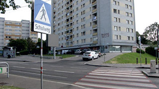 Kreuzungsbereich Laaer-Berg-Strae - Klausenburger Strae: Rot unterlegter Zebrastreifen und Verkehrsinsel in der fahrbahnmitte