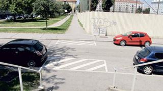 Kreuzungsbereich Klausenburger Strae - Wieselburger Gasse: Dicht parkende Autos am Rand der Fahrbahn