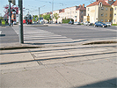 Kreuzungsbereich Neilreichgasse - Raxstrae: Breite Straenkreuzung mit Straenbahnschienen und Verkehrsinseln, Zebrastreifen und Fugngerampel