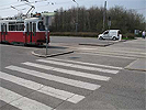Kreuzungsbereich Neilreichgasse - Wienerfeldgasse: Straenbahn fhrt auf Zebrastreifen zu