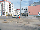 Kreuzungsbereich Anton-Schall-Gasse - Brnner Strae: breite Kreuzung mit Straenbahnschienen, Fugngerinseln, Zebrastreifen und Fugngerampel