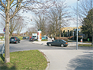 Kreuzungsbereich Anton-Schall-Gasse - Koschiergasse: schmale Kreuzung ohne Zebrastreifen oder Ampel, Gehweg durch Grnstreifen von der Fahrbahn getrennt