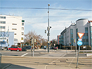 Kreuzungsbereich Empergergasse - Brnner Strae: sehr breiter Kreuzungsbereich mit Straenbahnschienen, Fugngerinseln, Zebrastreifen und Fugngerampeln