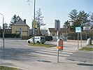 Kreuzungsbereich Gerasdorfer Strae - Rittingergasse: Kreuzung mit Fugngerinsel und Zebrastreifen