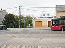 Jedlersdorfer Strae - Bereich Postamt: Zebrastreifen vor einer Bushaltestelle