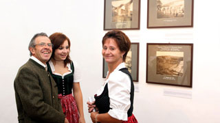 Three visitors in front of the original photographs taken by engineer Luigi Faccanoni