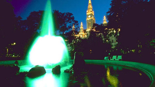 Brunnen im Rathauspark bei Nacht, beleuchtetes Wiener Rathaus