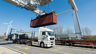 Kran im Containerterminal des Hafens Wien